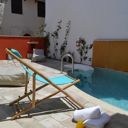 Rossa Suites *
